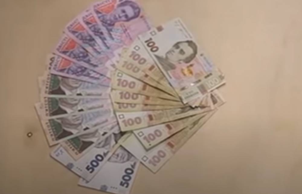Пятисотки превращаются в сотни гривен: сбой банкоматов ПриватБанка, клиенты в растерянности