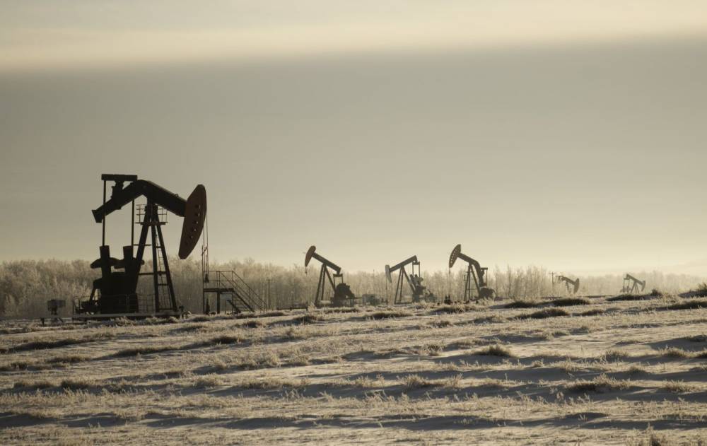 Страны ОПЕК+ договорились более постепенно восстанавливать добычу нефти с января