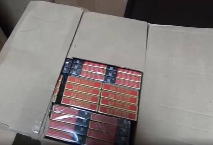 В одном из гаражей Петербурга нашли 50 тысяч пачек контрафактных сигарет