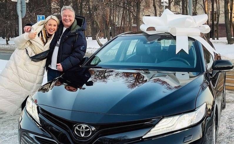 Клава Кока исполнила мечту отца, подарив ему авто за 2,5 миллиона рублей