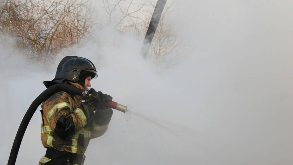 Спасатели пытаются ликвидировать крупный пожар у водопадов в Сочи
