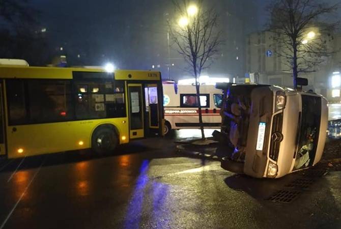 В Киеве бусик "подрезал" пассажирский автобус и перевернулся