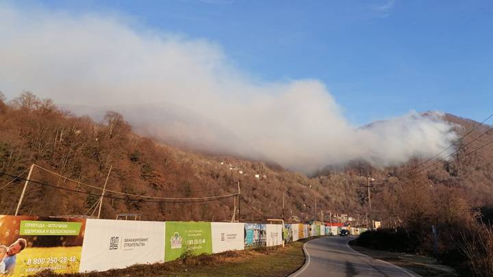 Слишком опасно: пожар на горе Кума в Сочи локализовать пока не удается