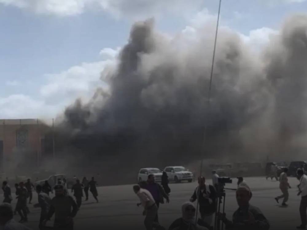 В аэропорту Йемена прогремел взрыв в момент прибытия правительства, есть погибшие