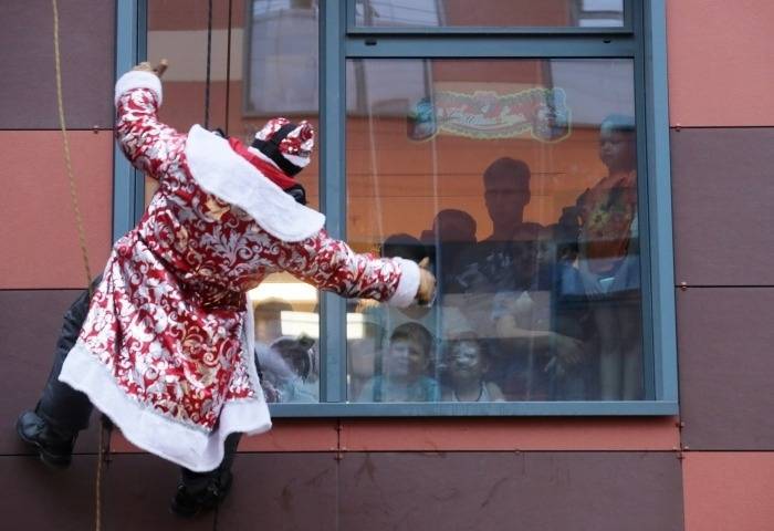Деды Морозы-скалолазы спустились с крыши нижегородской больницы и поздравили больных детей