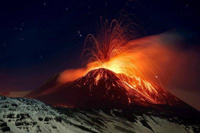 На Сицилии активировался вулкан Этна, выбрасывающий потоки лавы на 100 метров