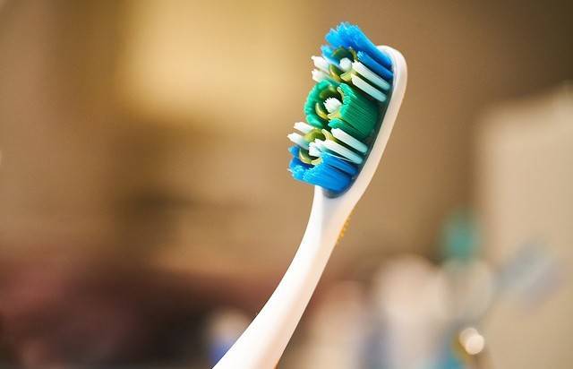 Стоматолог показал, как правильно мыть зубную щетку – берите на заметку