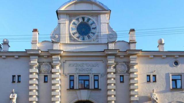 В реставрацию скульптуры "Рабочий и Крестьянин" на фасаде здания Кузнечного рынка будет вложено 3,3 млн рублей