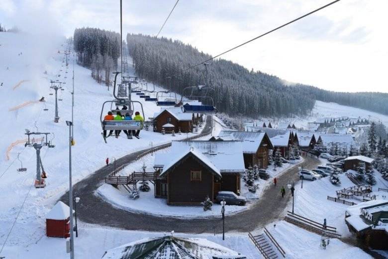 Украинцы съезжаются на местные горнолыжные курорты в то время, как европейские курорты закрыты из-за COVID-19