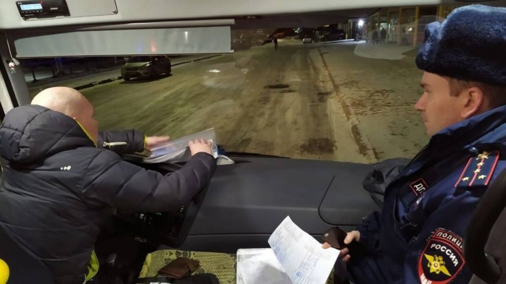 Таксист и рейсовый автобус не поделили трассу в Волгоградской области