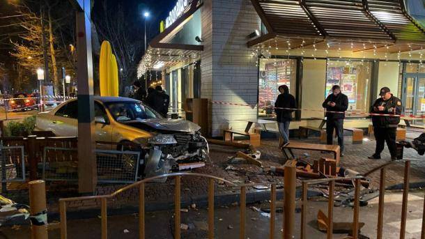 В Одессе Nissan врезался в террасу McDonald&#39;s, есть пострадавшие