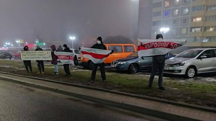 В Минске и ряде других населенных пунктов прошли локальные марши, цепи солидарности и флешмобы