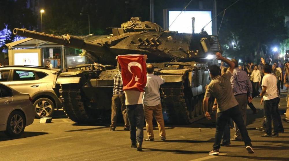 В Турции осудили причастных к попытке госпереворота военных