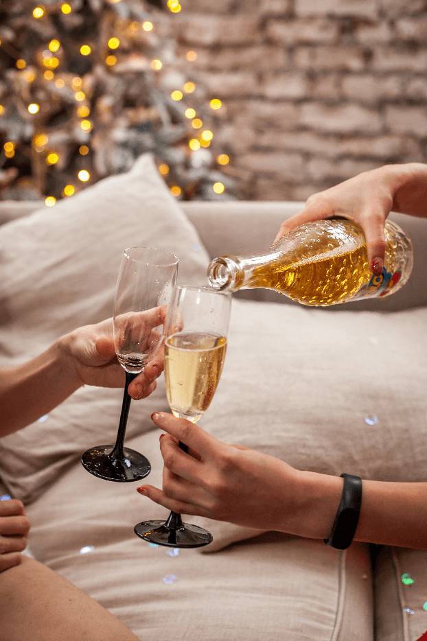 Врачи объяснили, можно ли пить шампанское больным коронавирусом на Новый год