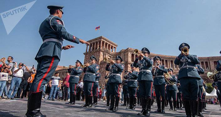 Страсти по гимну: кто и на что хочет поменять один из государственных символов Армении