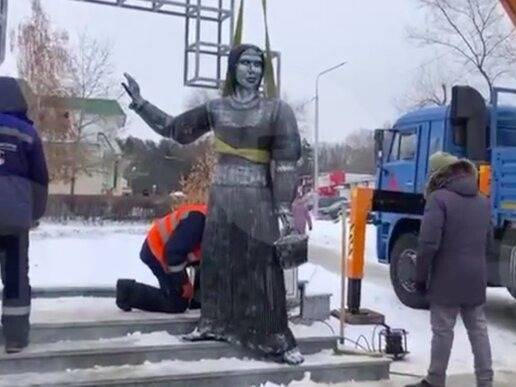 Жириновский готов поставить памятник Аленке в своем вузе. По соседству со своим