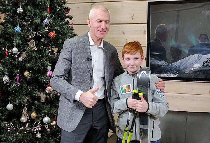Министр спорта РФ исполнил мечту 10-летнего мальчика и подарил ему горные лыжи