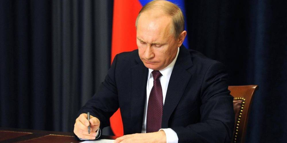 Путин подписал закон о возможности признания иноагентами физлиц и политобъединений