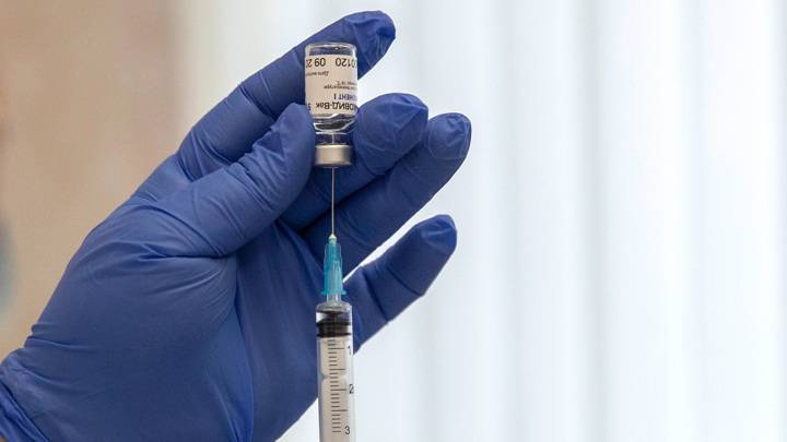 Украинцы требуют от Зеленского разрешить российскую вакцину от COVID-19