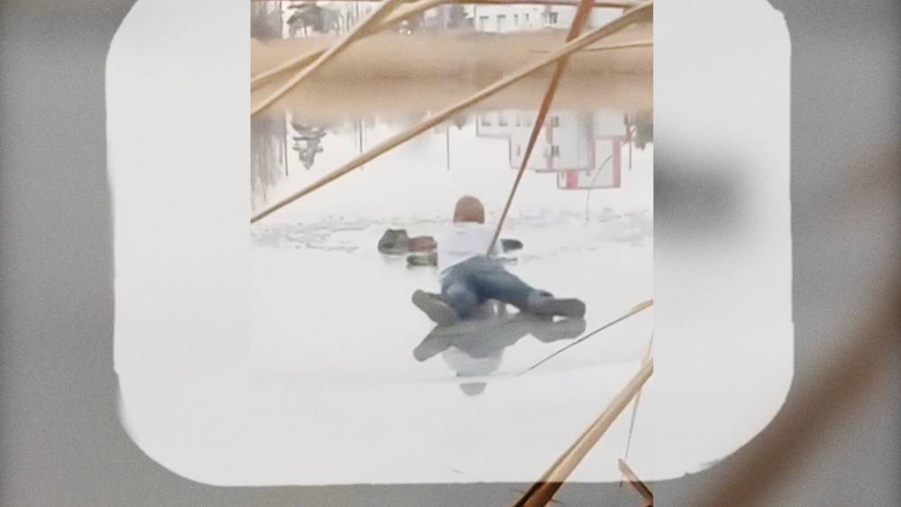 Студент спас 12-летнего мальчика, провалившегося под лед.