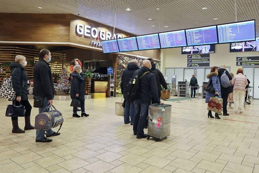 Более 100 рейсов задержали и отменили в аэропортах Москвы из-за ледяного дождя