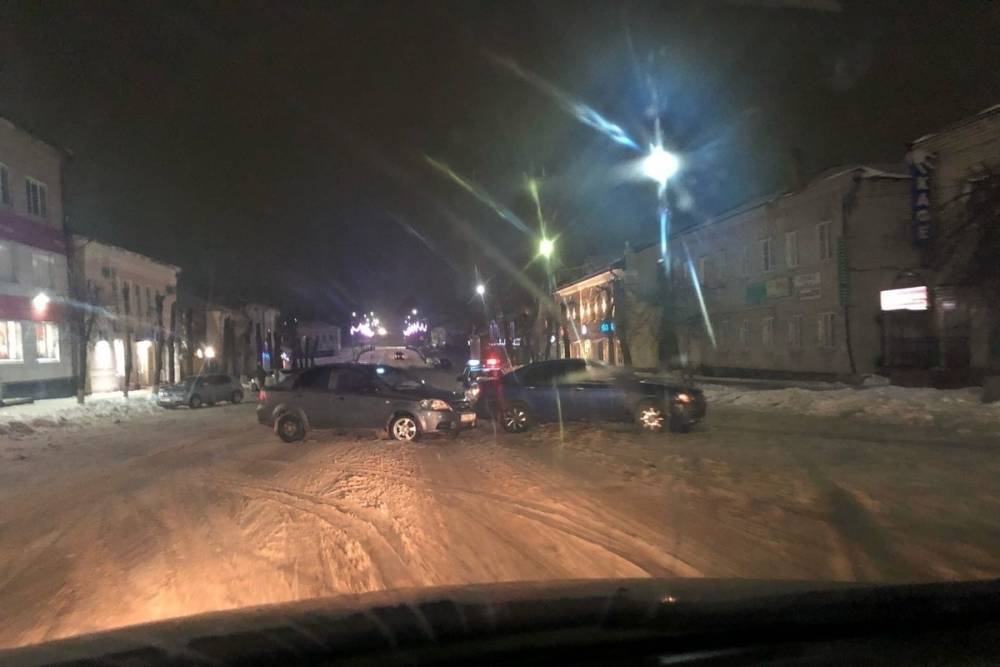 На пустой улице в Тверской области не разъехались машины