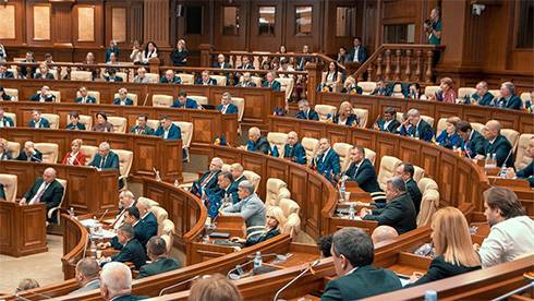 Парламент Молдовы предварительно одобрил проект о статусе русского языка и возвращении программ РФ