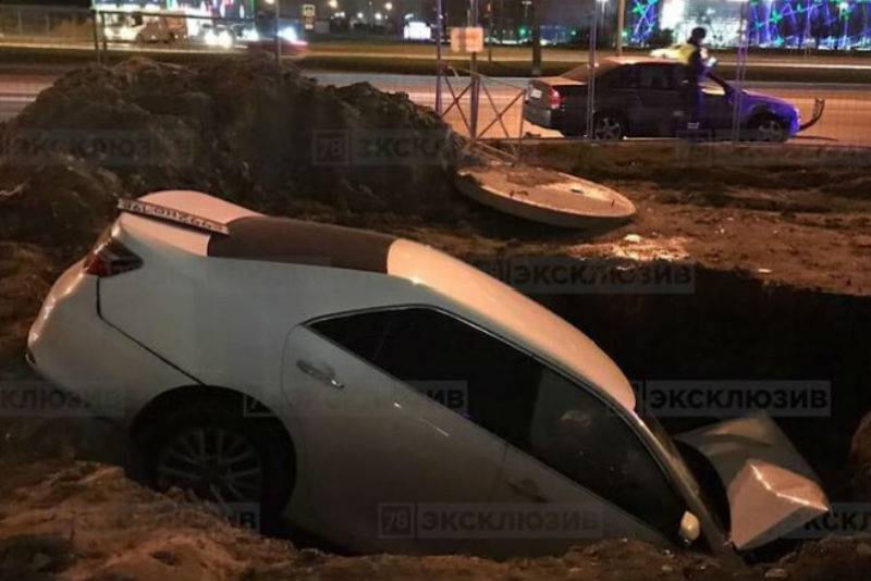 В Санкт-Петербурге легковушка воткнулась носом в яму после ДТП