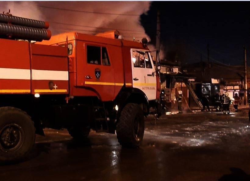На Больших Исадах в Астраханью ночью тушили крупный пожар