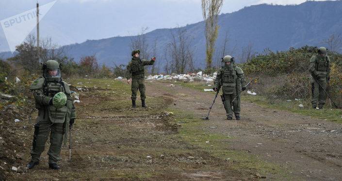 Российские миротворцы приступили к разминированию окраины Степанакерта