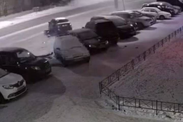 В Пролетарском районе Твери водитель на огромной скорости протаранил припаркованные машины