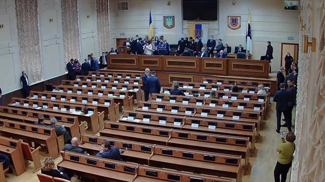 Сессия Одесского облсовета: депутаты блокируют трибуну перед началом заседания (видео)