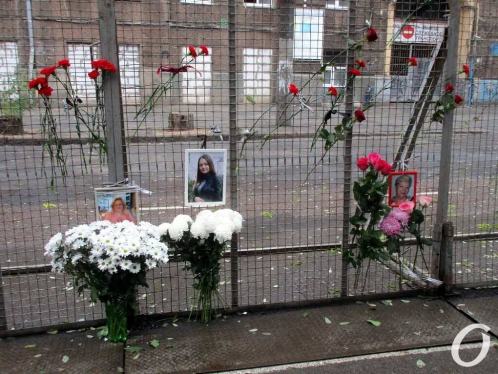 Годовщина одесской трагедии на Троицкой : горожане несут венки и цветы к месту страшного пожара в доме Асвадурова (фото)
