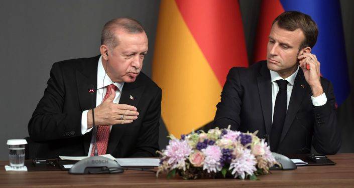 Эрдоган призвал Францию избавиться от "бремени Макрона"