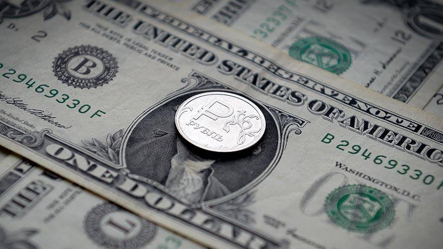 Экономист прокомментировал падение курса доллара ниже 74 рублей
