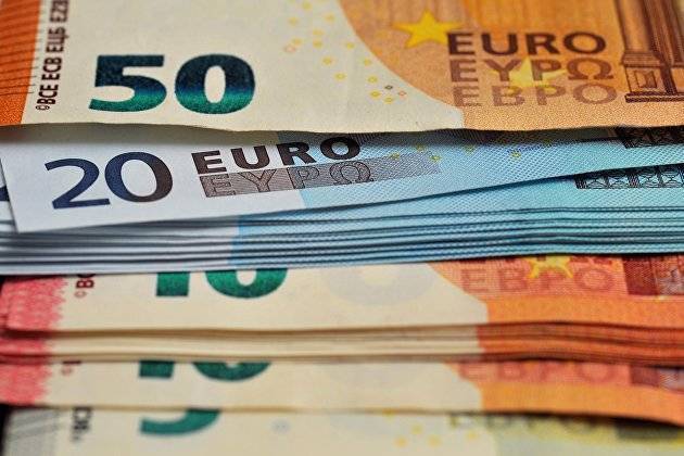 Евро упал ниже 90 рублей