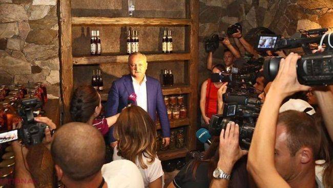 Президент Молдавии не захотел делиться тушенкой и вином с Санду