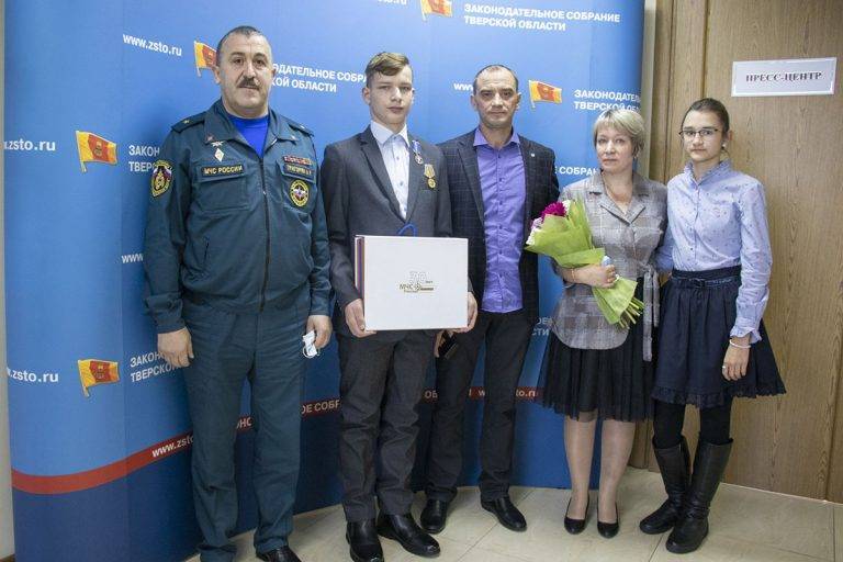 В Твери вручили специальную медаль подростку, спасшему двух тонущих детей