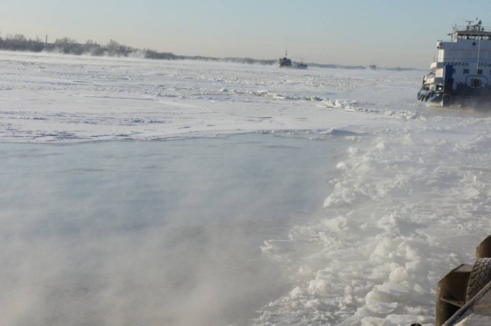 В Астраханской области теплоход сел на мель