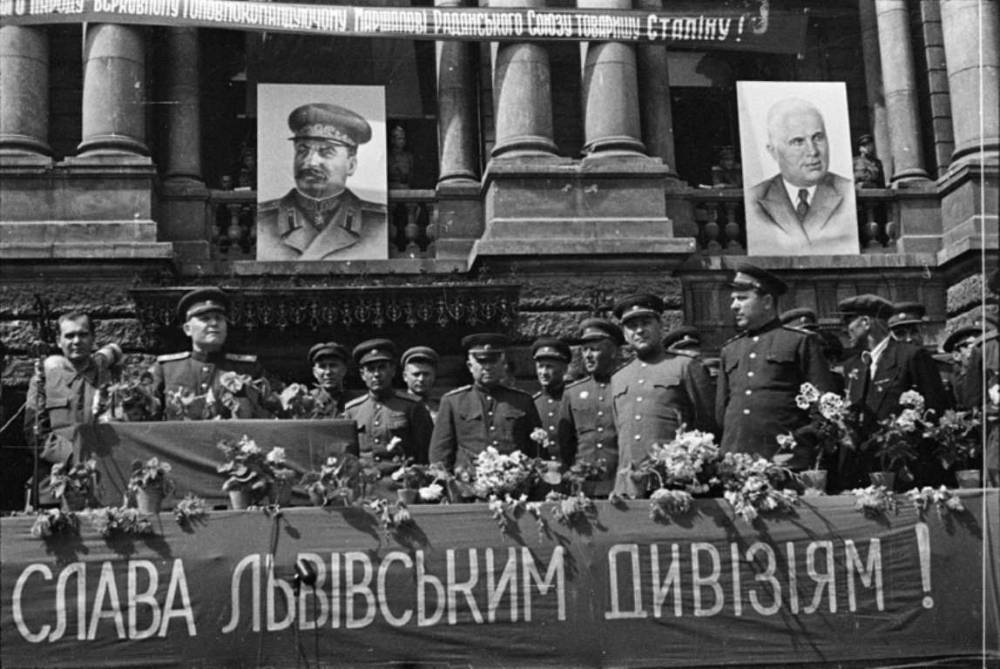 Во Львове бандеровцы призвали напомнить венграм о советских танках