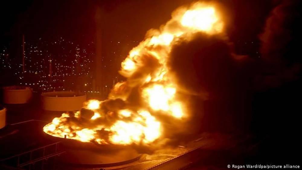 Мощный взрыв на нефтяном заводе в ЮАР – фото, видео