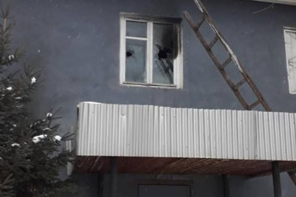 В Красноярском крае мужчина бросил бутылку с зажигательной смесью в окно полиции