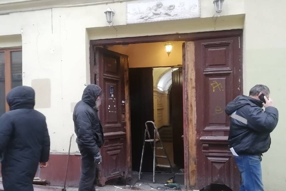 Активист спас от демонтажа старинную дверь в центре Петербурга