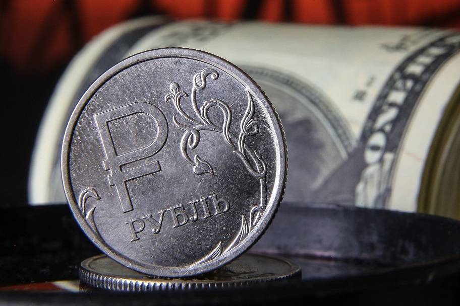 Курс доллара: рубль пробил важную психологическую отметку