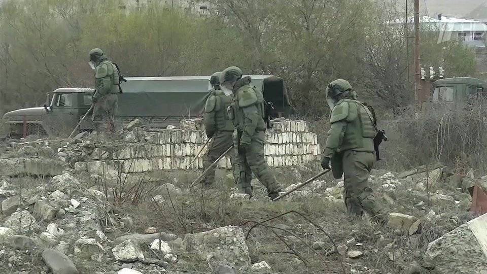 Российские саперы в Нагорном Карабахе ведут разминирование недалеко от аэропорта Степанакерта