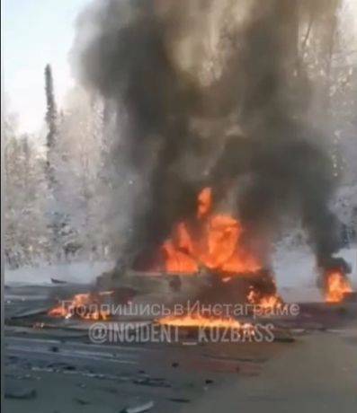 В сгоревшей на кузбасской трассе машине обнаружены тела трёх человек