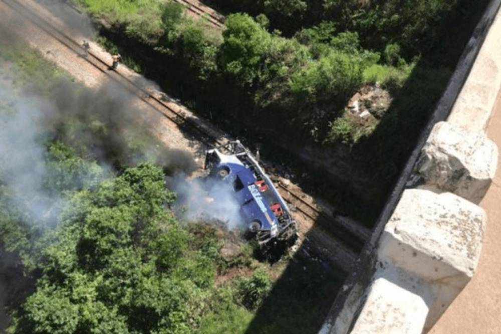 В Бразилии автобус с пассажирами упал с 23-метрового моста: множество жертв и раненых (фото)