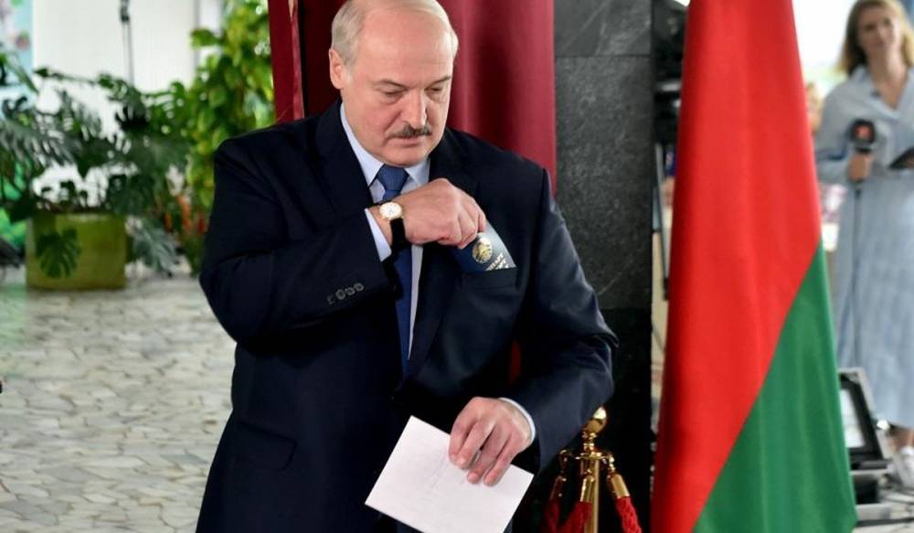 Лукашенко мог уйти в ближайшие месяцы, но ему помог Байден