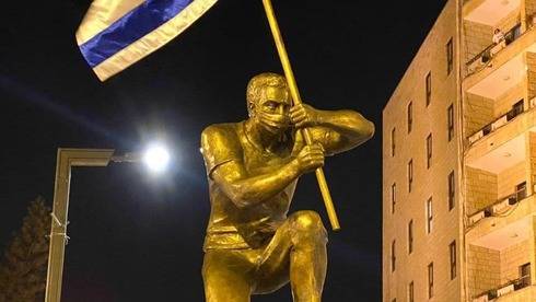 Скульптуру "Герой Израиля" убрали с иерусалимской площади