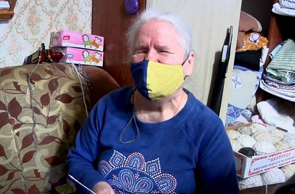Скорее возвращайтесь домой: слепая бабушка вяжет перчатки для военных на Донбассе